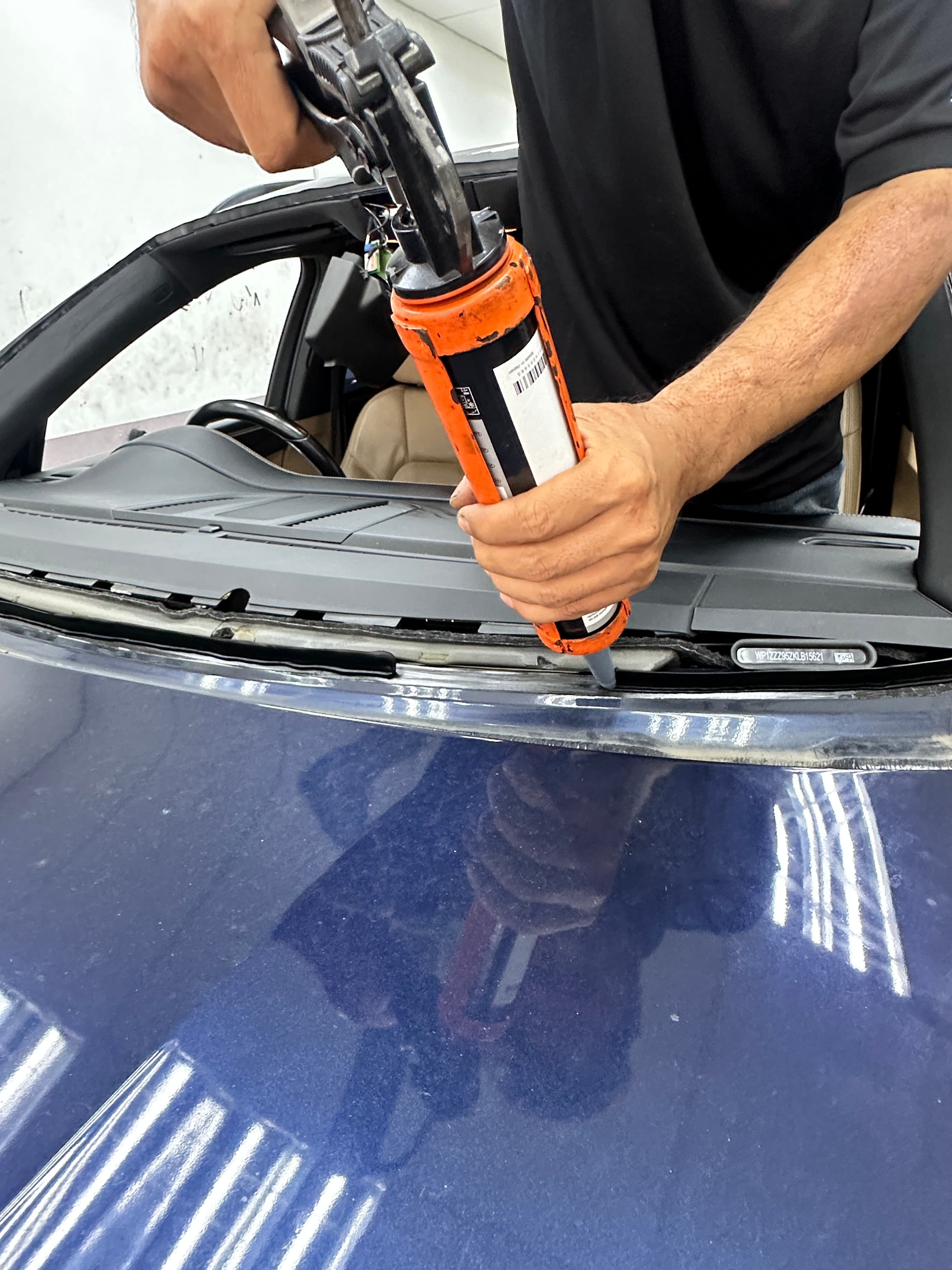 Close-up adhesive application for windscreen installation